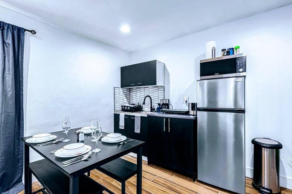 Phoenix Retreat - 1 Bedroom King Suite With 2 Smart Tvs - 10 Min From Airp - Unit B Exterior photo